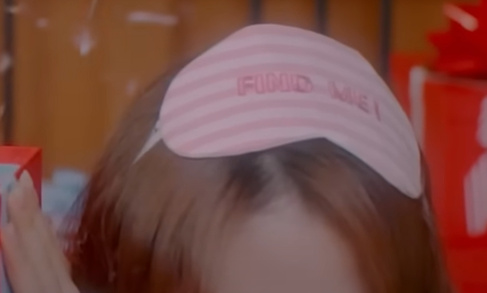 A pink sleep mask on top of Haseul's head.